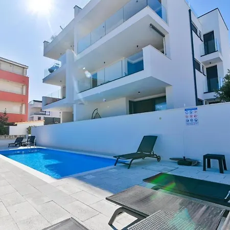 Emadora Apartment *
