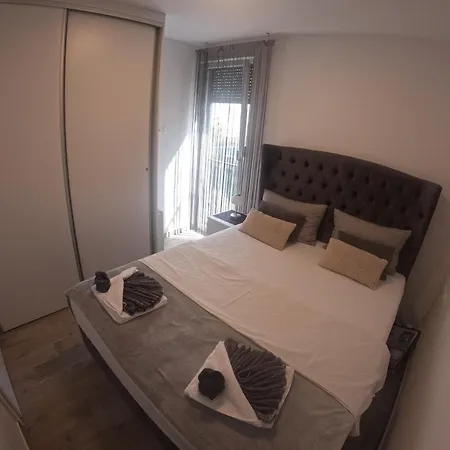 Emadora Apartment *