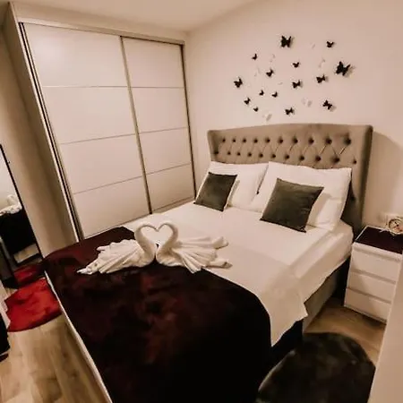 Emadora Apartment *